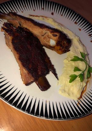 Egészben sült oldalas BBQ pácban recept fotója
