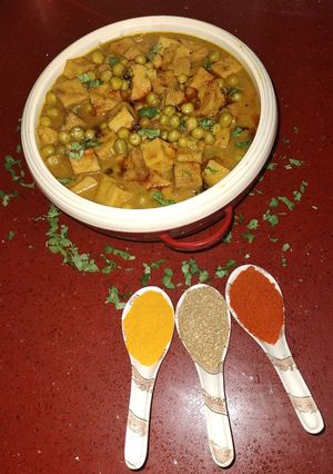 A picture of बेसनी कढ़ाही मटर पनीर.