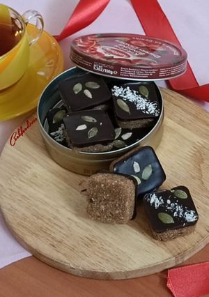 عکسی از دستور شکلات نارگیل و خرما