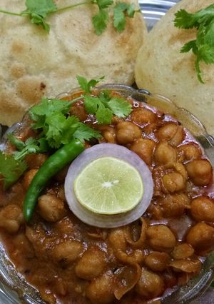 A picture of Chole /suji bhature.