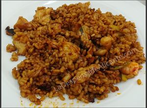 Una foto de Arroz a banda con salmorreta alicantina