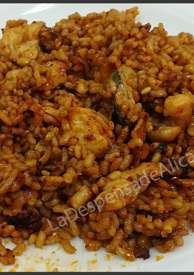 Una foto de Arroz a banda con salmorreta alicantina