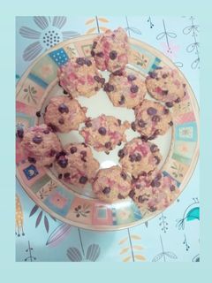 Una foto de Galletas de copos de avena con fresas y chocolate