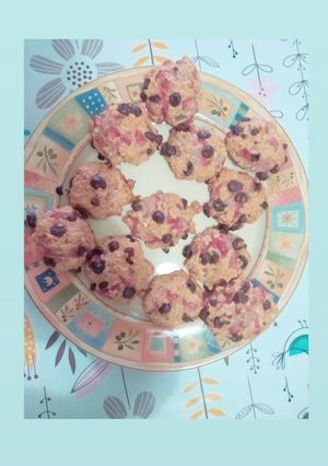 Una foto de Galletas de copos de avena con fresas y chocolate