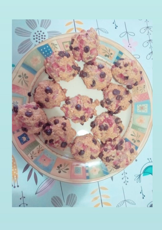 Una foto de Galletas de copos de avena con fresas y chocolate