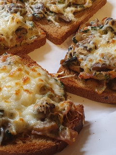 Krémsajtos-csomboros gombás melegszendvics recept fotója