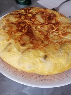 Una foto de Tortilla de patatas rellena de pavo y queso en airfryer