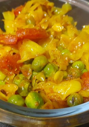 गाजर मटर पत्ता गोभी की सब्जी (Gajar matar patta gobhi ki sabzi recipe in hindi) रेसिपी मुख्य फोटो
