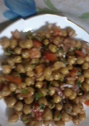 A picture of Chickpea salad.