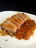 Secreto de cerdo con migas de pan y chutney de melocotón