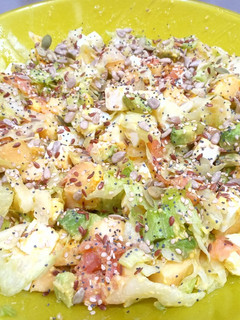 Una foto de Ensalada de salmón ahumado y manzana