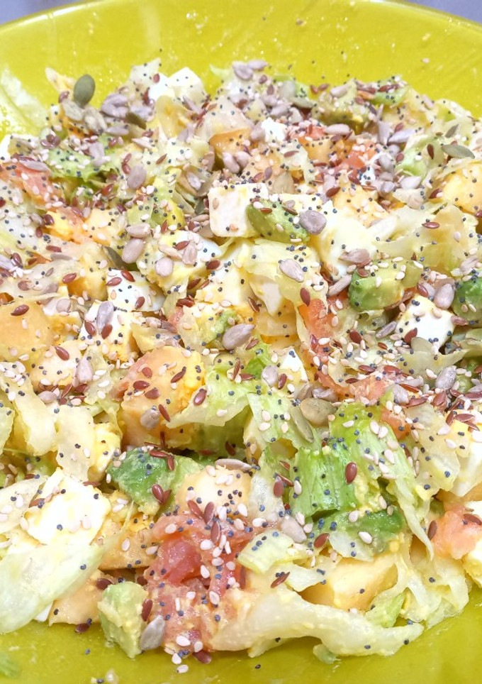 Una foto de Ensalada de salmón ahumado y manzana