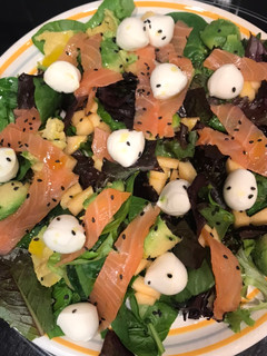 Una foto de Ensalada de salmón