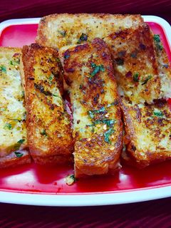 गार्लिक ब्रेड (Garlic Bread recipe in Hindi) रेसिपी मुख्य फोटो