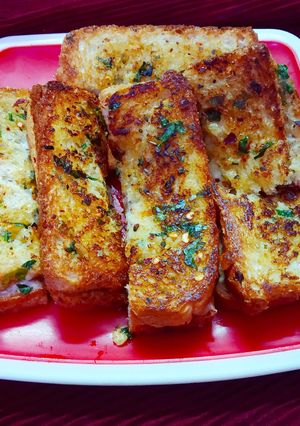 गार्लिक ब्रेड (Garlic Bread recipe in Hindi) रेसिपी मुख्य फोटो