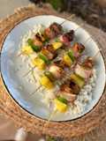 Brochetas de salmón fresco con piña y verduritas
