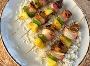 Una foto de brochetas de salmón
