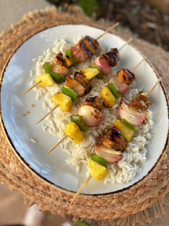Una foto de Brochetas de salmón fresco con piña y verduritas