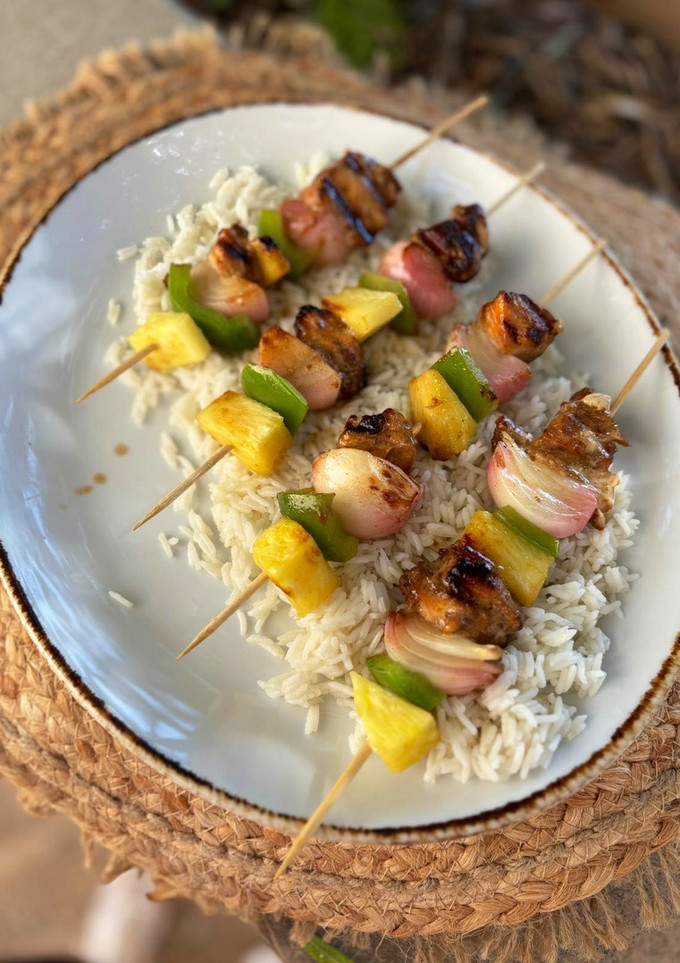 Una foto de Brochetas de salmón fresco con piña y verduritas