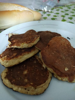 Una foto de Mini pancakes de avena y manzana