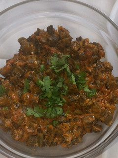 દહીં મસાલા ભીંડી (Dahi Masala Bhindi Recipe In Gujarati) રેસીપી મુખ્ય ફોટો