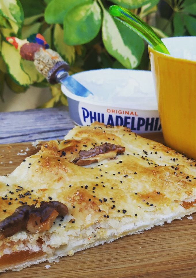 Una foto de Hojaldre de queso, membrillo y nueces
