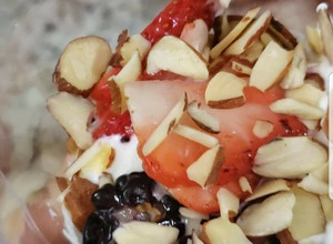 Una foto de Parfait de yogurt griego y frutas