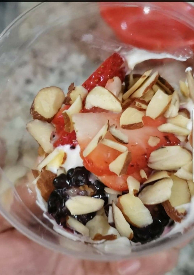 Una foto de Parfait de yogurt griego y frutas