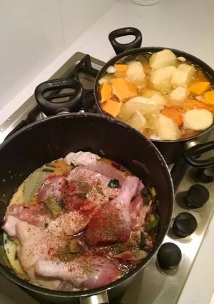 Una foto de Pollo en aceite de ajo,cebolla, puerro y verdeo