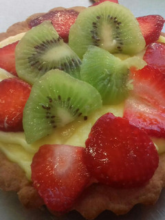 Una foto de Tarta frutal 🍓🍊🍌