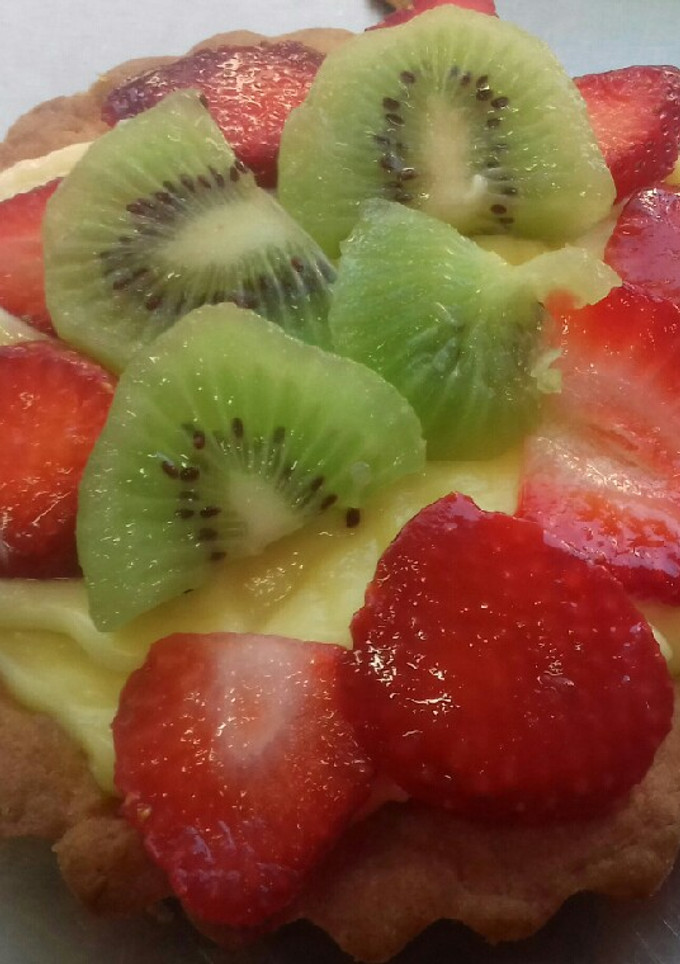 Una foto de Tarta frutal 🍓🍊🍌