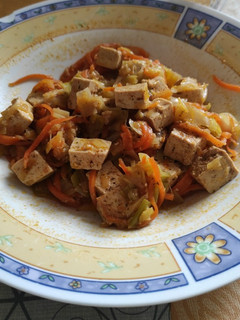 Una foto de Tofu macerado con verduras