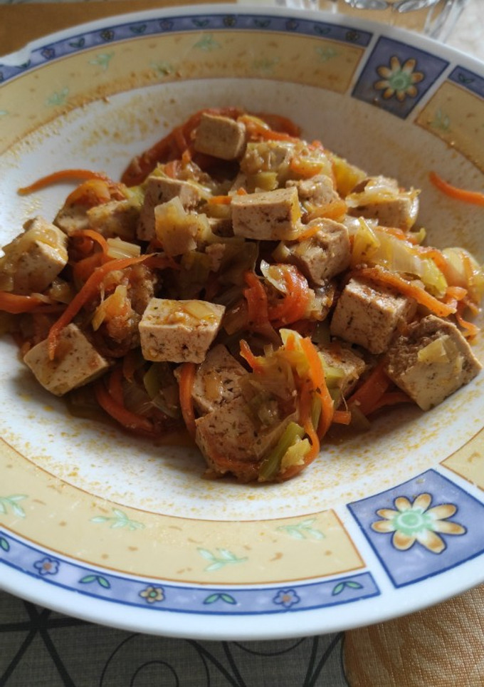 Una foto de Tofu macerado con verduras