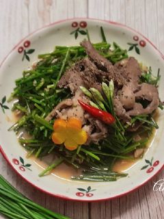 Hình của món Tim cật xào bông hẹ.