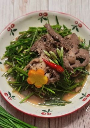 Hình của món Tim cật xào bông hẹ.