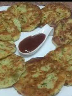 Una foto de Tortitas de patatas y queso rallado /comida de Marruecos