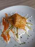 Suprema de merluza frita en lecho de crema de pimientos