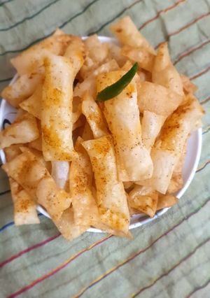 રવાની ચટપટી ચોરાફળી (Rava Cholafali Recipe In Gujarati) રેસીપી મુખ્ય ફોટો