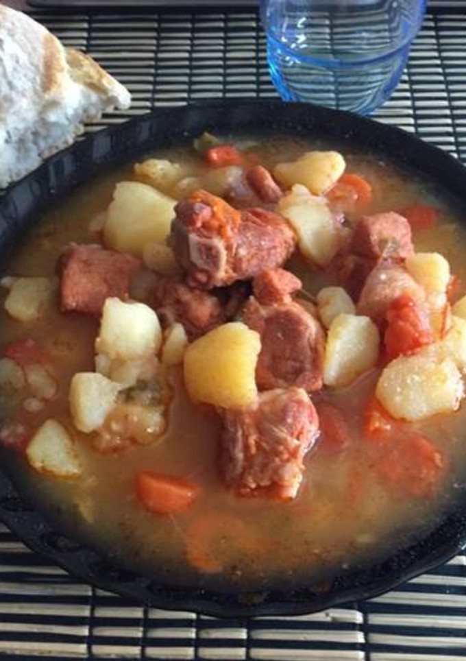Una foto de Patatas con costillas