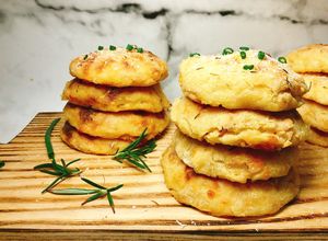 Hình của món Bánh Khoai Tây Phô Mai Thịt Hun Khói (Cheesy Mashed Potato Pancakes).