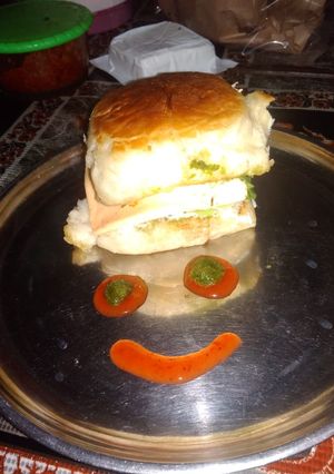 ચીઝ બર્ગર(Cheese Burger Recipe in Gujarati) રેસીપી મુખ્ય ફોટો
