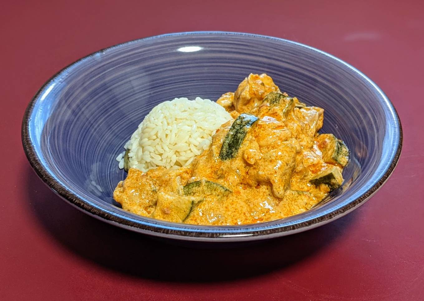 Pollo con calabacín en salsa al Jerez con tomate y especias Ras el Hanout