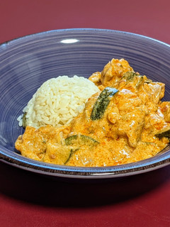 Una foto de Pollo con calabacín en salsa al Jerez con tomate y especias Ras el Hanout