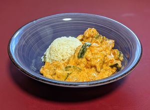 Una foto de Pollo con calabacín en salsa al Jerez con tomate y especias Ras el Hanout