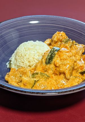 Una foto de Pollo con calabacín en salsa al Jerez con tomate y especias Ras el Hanout