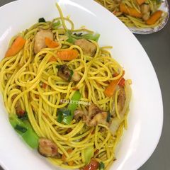 A picture of Stir fry spaghetti.