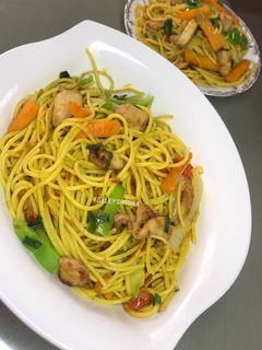 A picture of Stir fry spaghetti.