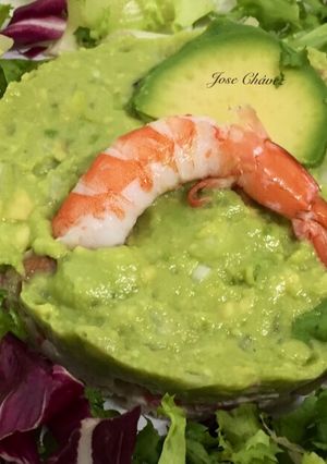 Una foto de Tartar de palitos de cangrejo, langostinos y guacamole