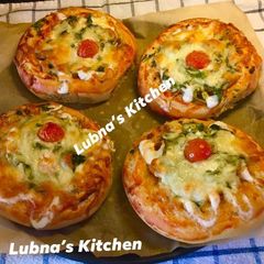 A picture of Pizza buns.