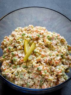 عکسی از دستور سالاد الویه با ژامبون مرغ